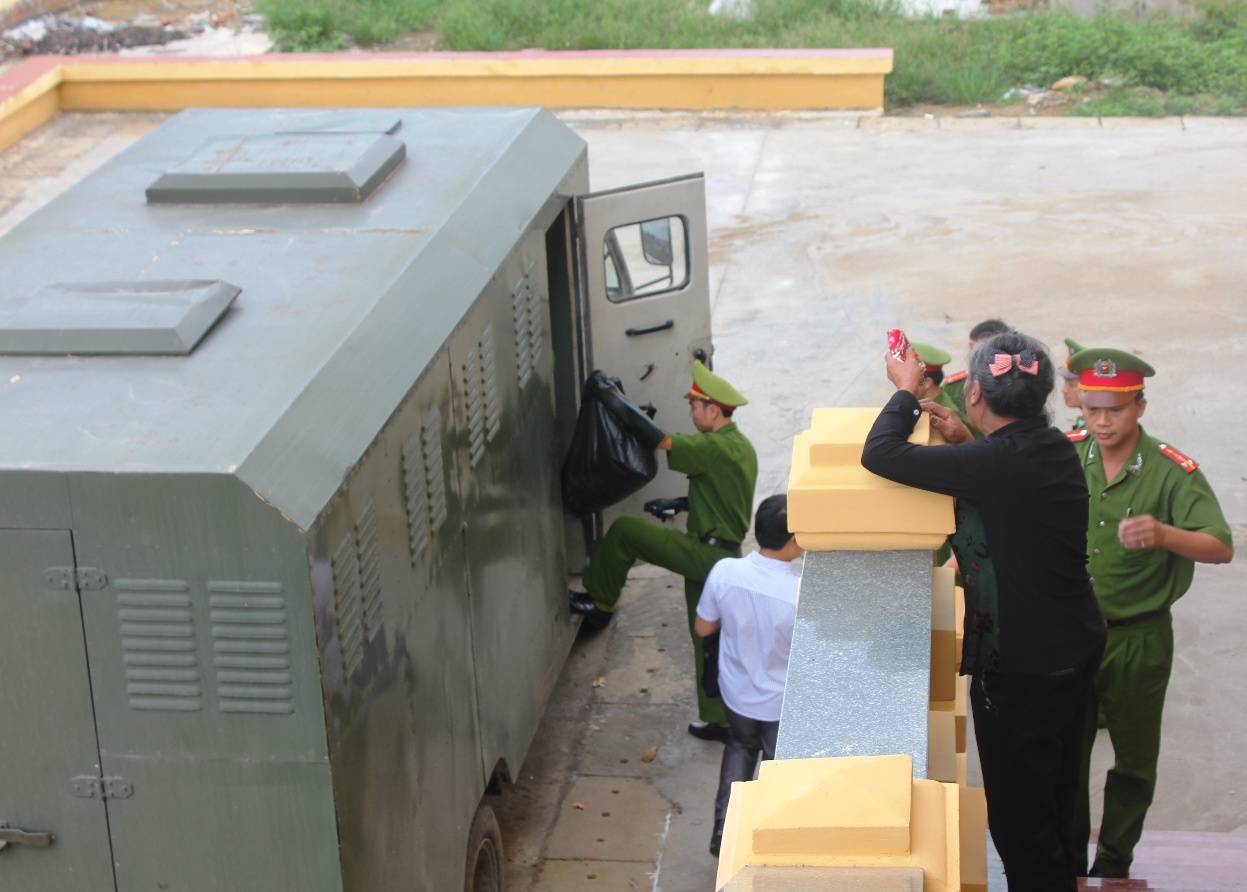 Bà Liễu dùng nhiều lời lẽ lăng mà HĐXX cho rằng con mình bị xử oan. Ảnh: Phạm Hòa.