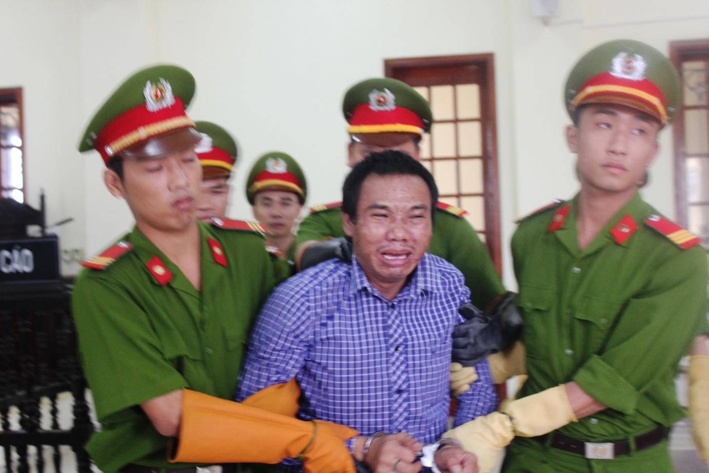 Bị cáo Trọng gào khóc kêu tòa xử oan khi bị tuyên án chung thân. Ảnh: Phạm Hòa.