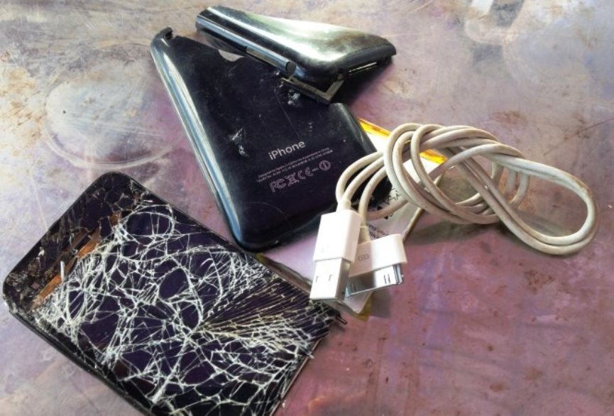 Chiếc điện thoại giật chết thai phụ Ngô Thị Liên bị ném vỡ nát. Ảnh: Phạm Hòa.