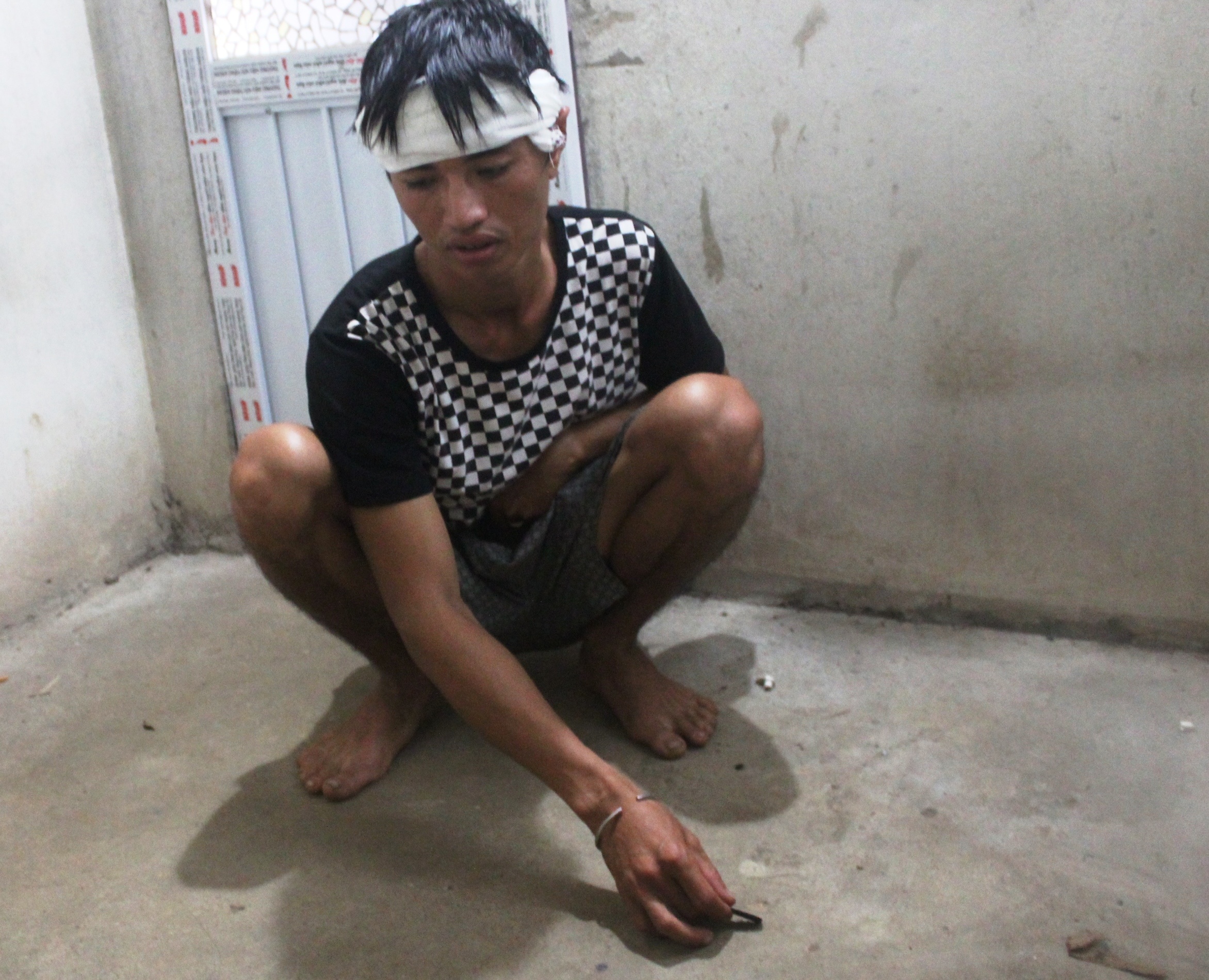 Anh Quân chỉ nơi vợ mình bị phát hiện tử vong. Ảnh: Phạm Hòa.