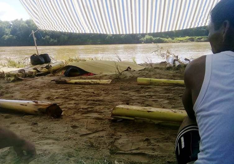 Chong cuu vo duoi nuoc, ca hai bi nhan chim hinh anh