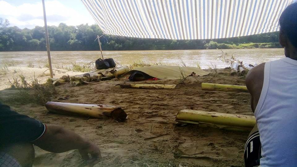 Thi thể hai vợ chồng anh Lâm, chị Lợi được vớt lên bờ. Ảnh: CTV.