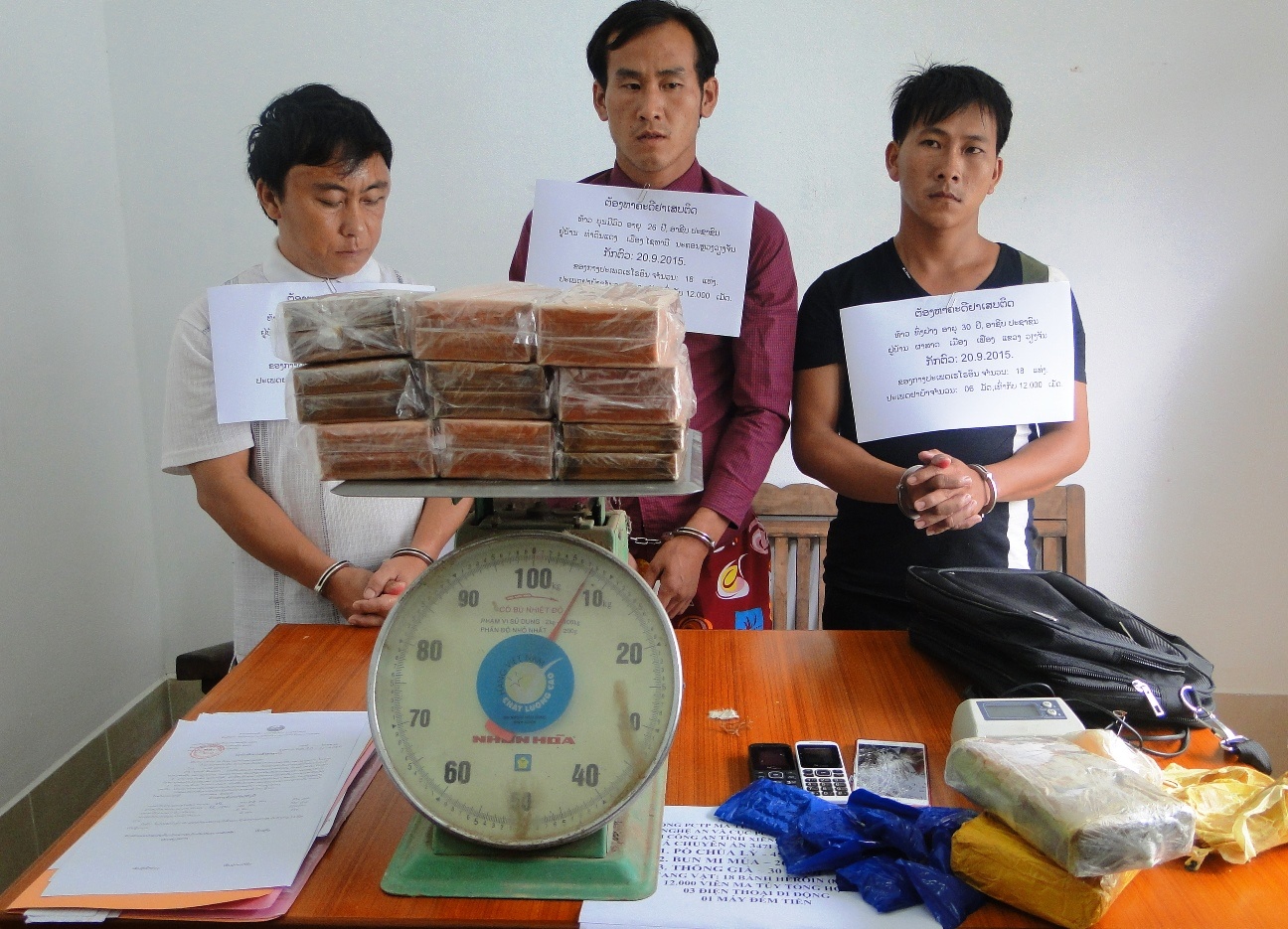 Mùa, Lỳ và Thông Già cùng tang vật trong chuyên án. Ảnh: Biên phòng cung cấp.