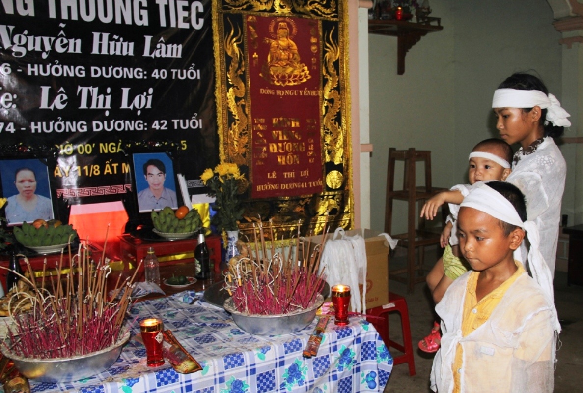 Bà chị em Ngọc, Hiệp và Huy bên bàn thờ, di ảnh của bố mẹ. Ảnh: Khánh Ngọc.