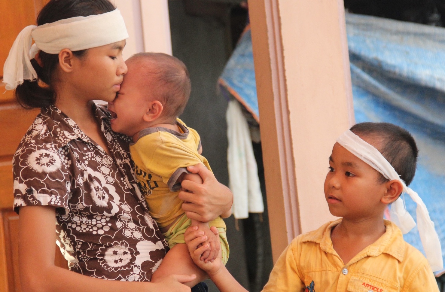 Be trai 1 tuoi doi sua trong ngay dai tang bo me hinh anh