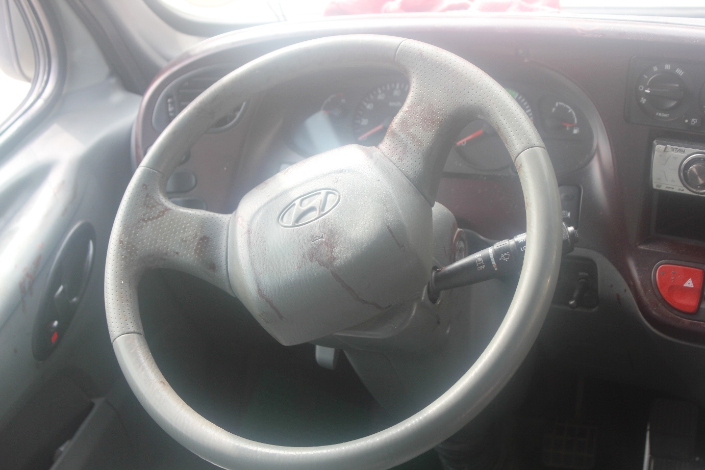 Trên xe buýt còn lưu lại nhiều vết máu của nghi phạm Giáp. Ảnh: Phạm Hòa.