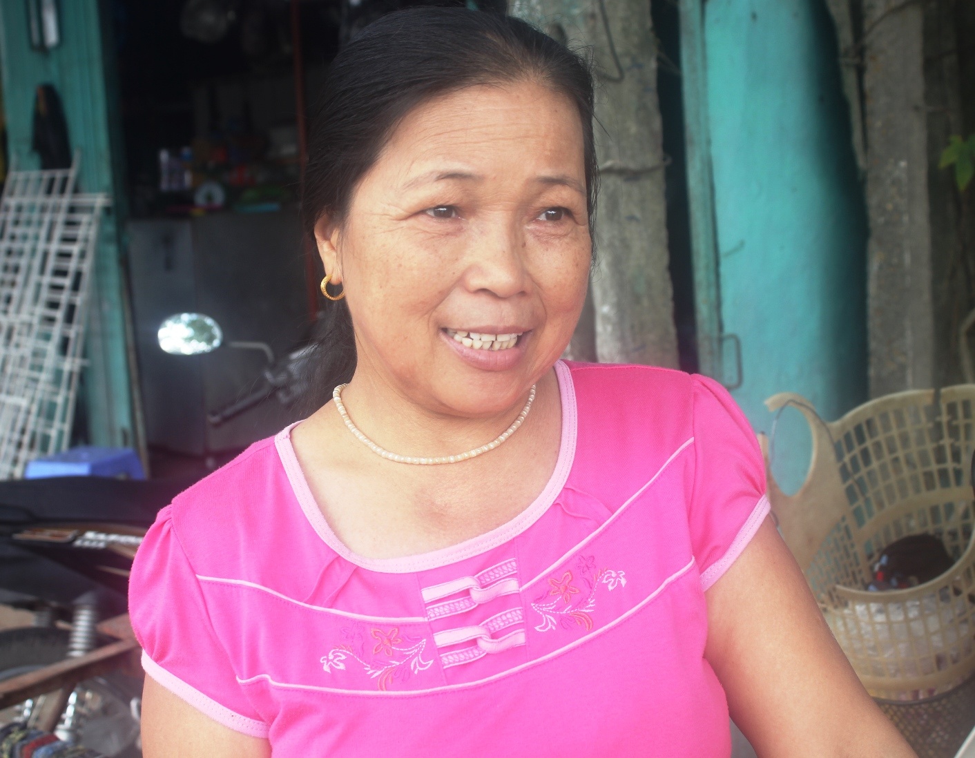 Bà Thơm kể lại giây phút Giáp giành lấy vô lăng lái xe buýt. Ảnh: Phạm Hòa.