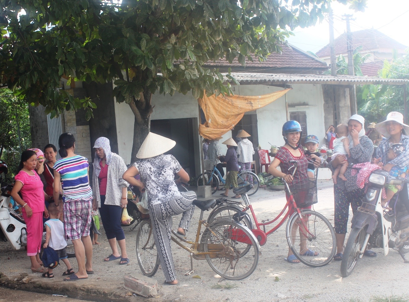 Người dân tập trung rất đông kể lại vụ việc xảy ra chiều 27/9. Ảnh: Phạm Hòa.