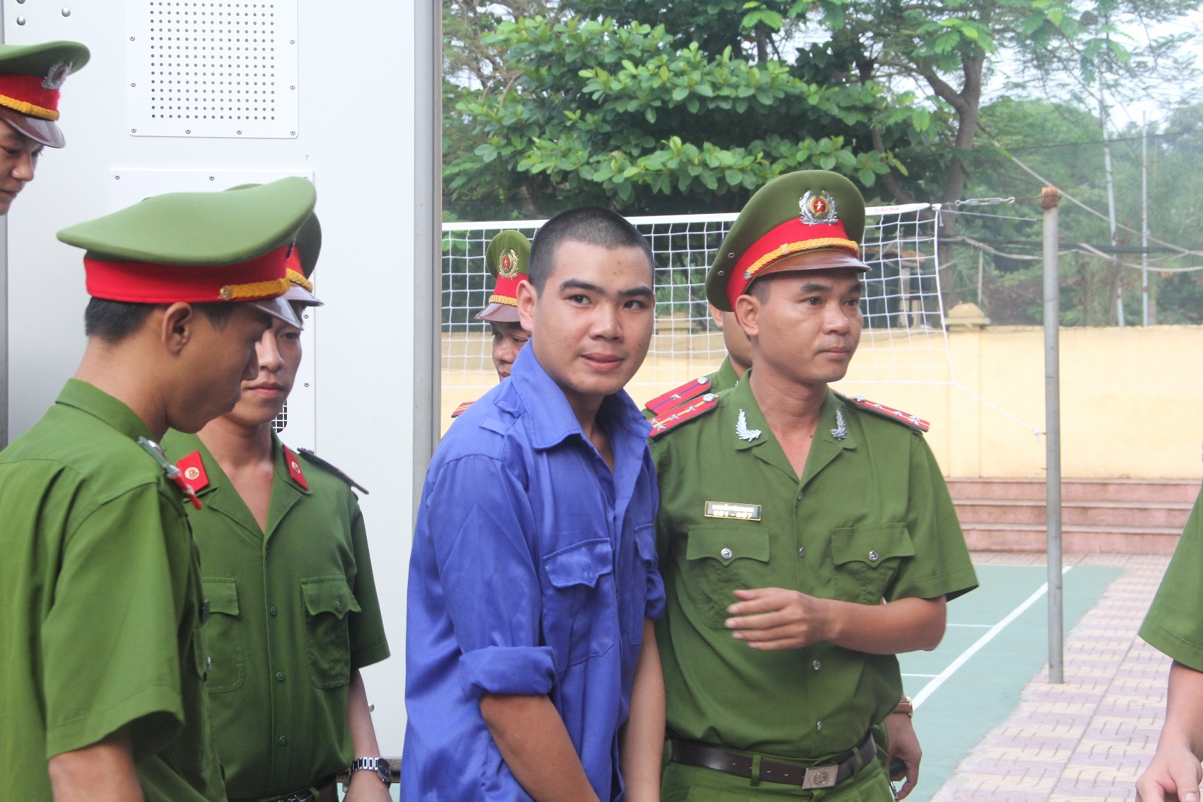 Sáng nay (30/9), TAND tỉnh Nghệ An mở phiên xét xử sơ thẩm lưu động tại nhà văn hóa huyện Tương Dương đối với Vi Văn Hai (20 tuổi, ở bản Phồng, xã Tam Hợp, huyện Tương Dương, Nghệ An) về hành vi Giết người.7h45, bị cáo Hai được lực lượng dẫn giải đưa đến phòng xử án.  