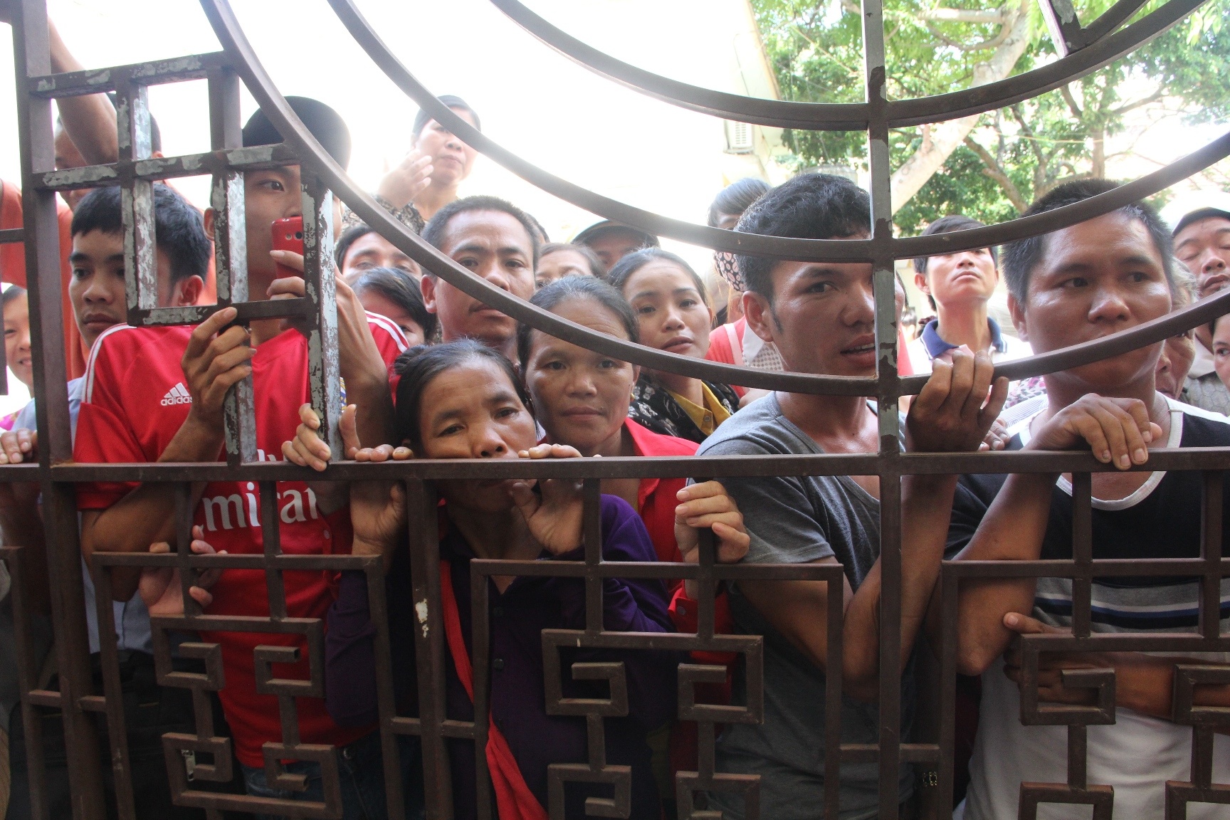 Đúng 8h sáng cùng ngày, phiên xử bắt đầu. Khán phòng tại Nhà văn hóa huyện Tương Dương rộng khoảng 200 m2 chật kín người xem. Phía bên ngoài có nhiều người không được vào đành phải theo dõi phiên xử qua loa phát thanh hoặc cửa sổ.