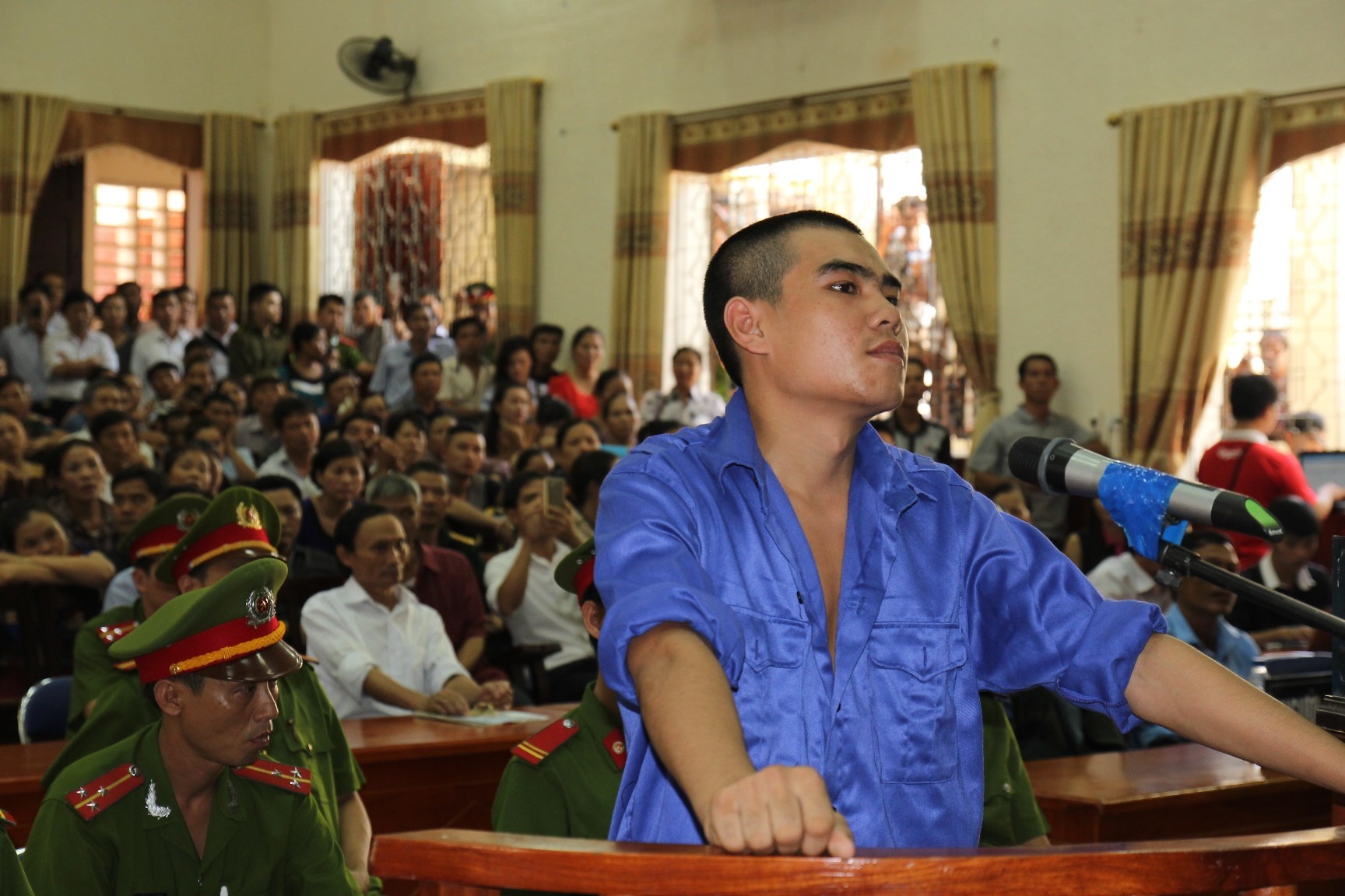 Trước vành móng ngựa, bị cáo Hai khai rõ ràng từng chi tiết liên quan đến vụ án mạng. Bị cáo tỏ ra khá bình thản, không có biểu hiện hoảng sợ, hoang mang trong quá trình diễn ra phiên xét xử.