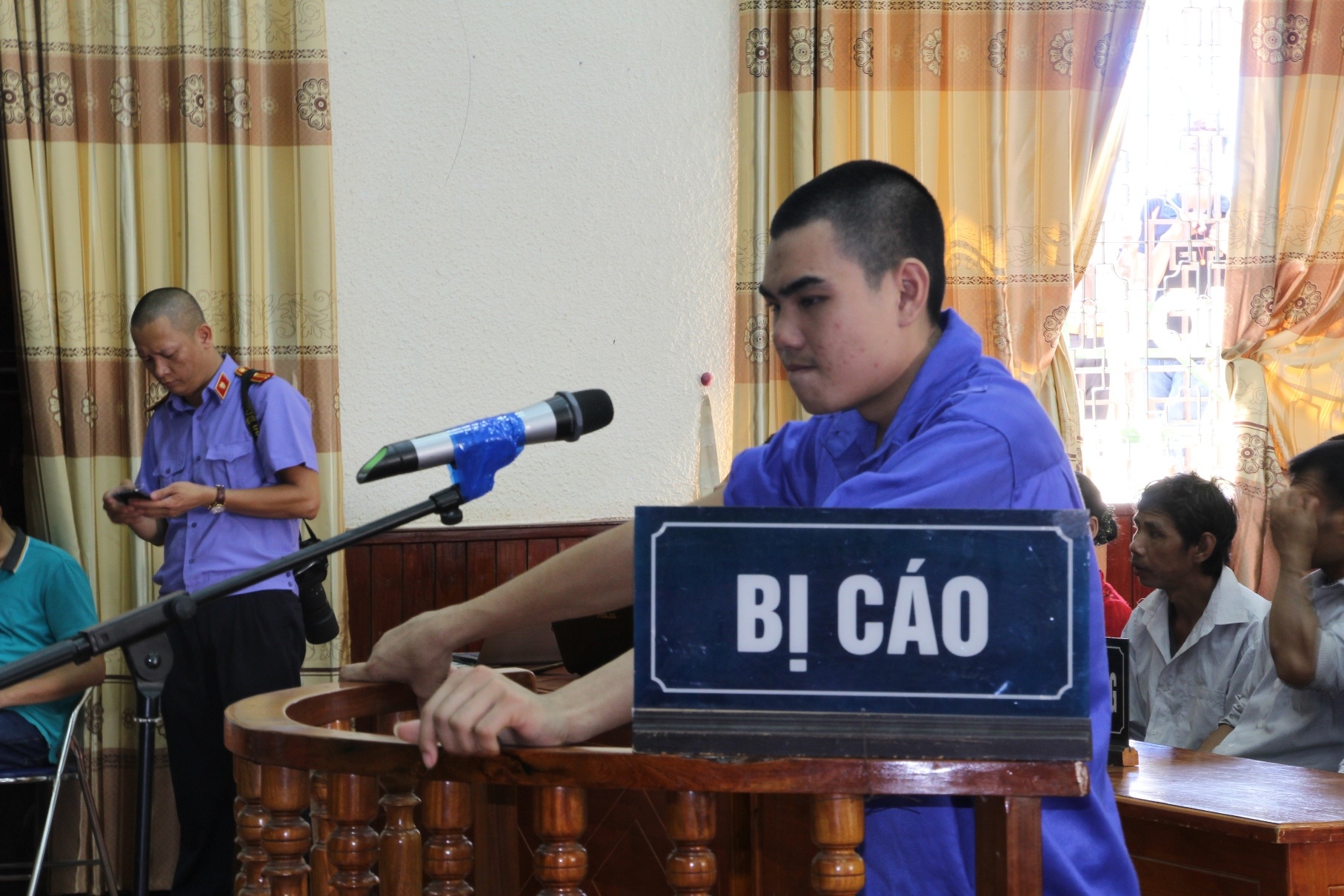 Sau hơn 2 giờ xét xử, HĐXX đã tuyên phạt bị cáo Vi Văn Hai án tử hình. Bị cáo bình thản nghe tòa tuyên án. Trước đó, khi nói lời sau cùng, sát thủ 20 tuổi này nói: Bị cáo không có gì để nói.