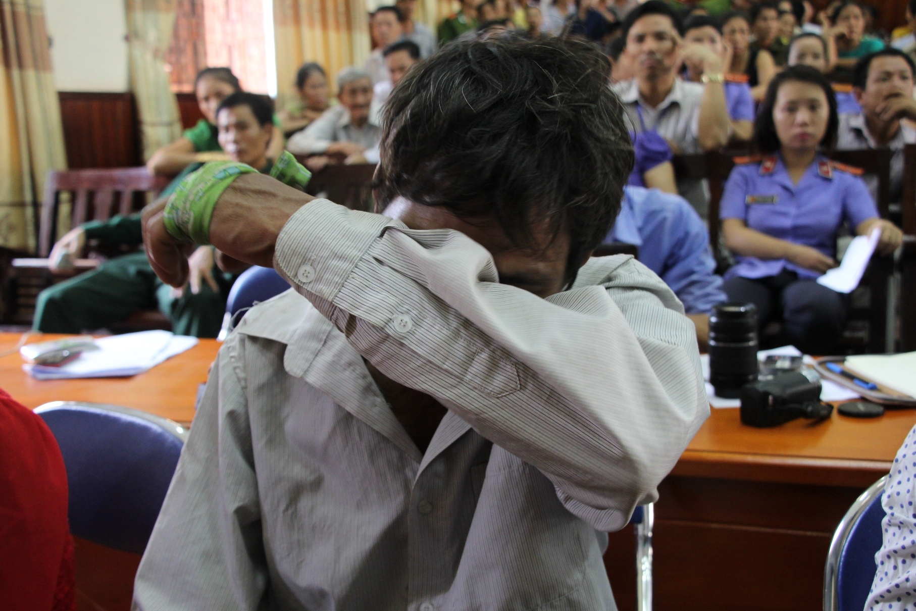 Nghe tòa tuyên án con trai bị tử hình, ông Tiệp cúi gằm mặt xuống lau giọt nước mắt chực trào. “Hai nó bị tuyên án tử hình tôi thấy đau lắm”, ông Tiệp nói. Còn bị cáo Hai thảnh nhiên nhận mức án cáo nhất mà HĐXX đưa ra.