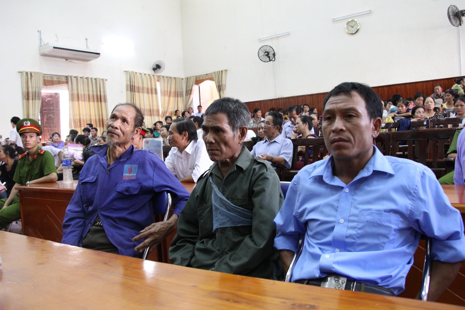 Đại diện cho người bị hại gồm: ông Viêng Văn Độ, đại diện chính quyền; ông Lo Văn Bình, đại diện cho hai bị hại là anh Thọ và bà Dương và ông Lê Thanh Toán, đại diện cho mẹ con chị Yến cũng có mặt tại phiên tòa xét xử. 