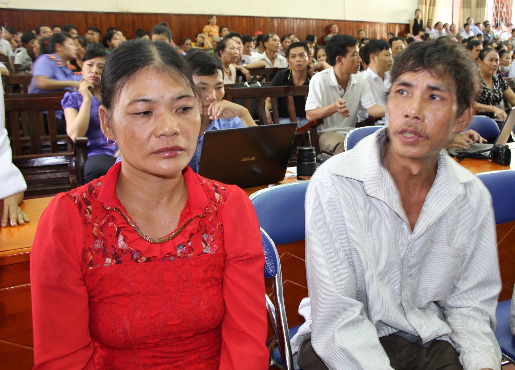 Trong khi đó, bà Vi Thị Thẩm (43 tuổi) và ông Vi Văn Tiệp (47 tuổi), là bố mẹ của Hai cho biết, con của họ là người hiền lành. Trước khi gây án, hai không có biểu hiện bất thường, không uống rượu, hút thuốc hay nghiện ngập gì. Có thể việc Hai giết cả gia đình anh Thọ là mâu thuẫn bột phát chứ không có hằn thù.