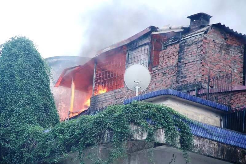 Can nha trong ngo sau boc chay luc tan tam hinh anh