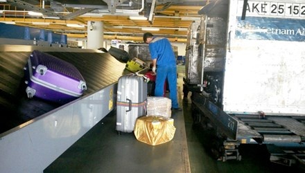 Nguoi co trach nhiem noi gi ve tinh trang chom do o san bay? hinh anh