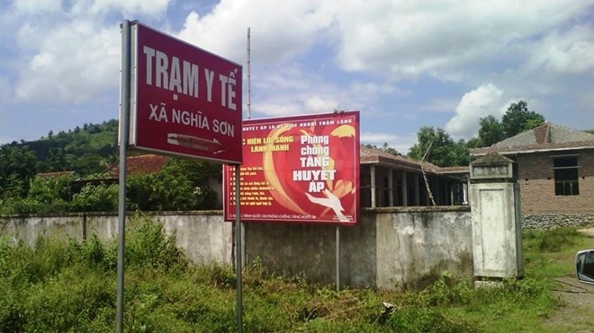 Bac si dap dau vao tuong, can luoi da tu vong hinh anh