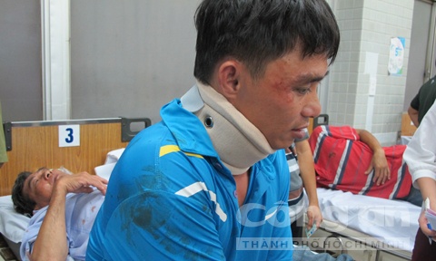 Anh Nguyễn Hữu Lân bị chấn thương nhẹ vùng cổ.