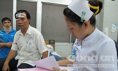 Xe bi no lop tren cao toc, 3 can bo Kho bac nhap vien hinh anh