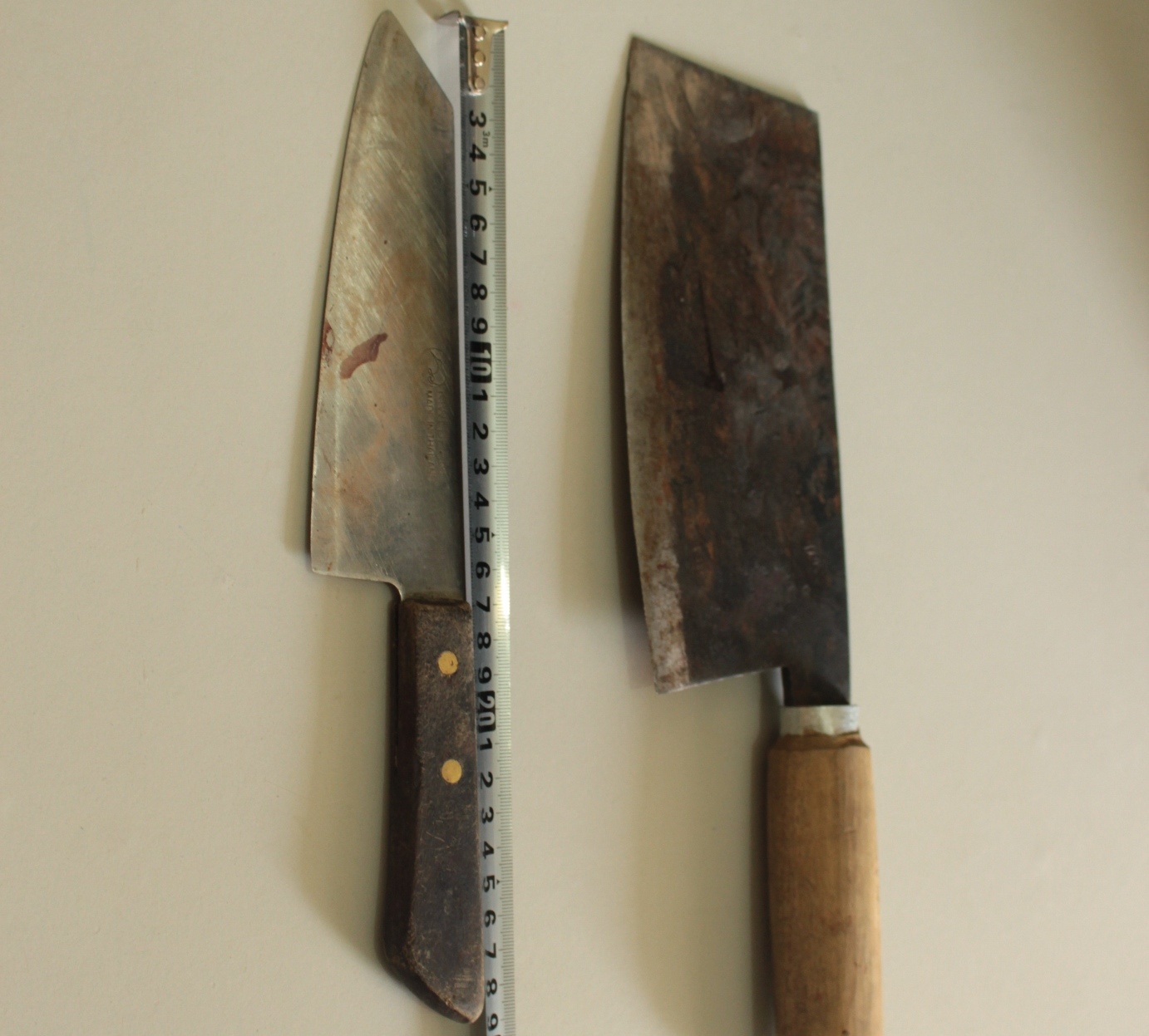 Hai con dao mà Mười và Chiến dùng để chém tổ tuần tra đang làm nhiệm vụ. Ảnh: N.A.