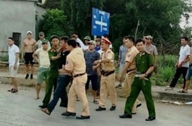 Hai nguoi vi pham giao thong chem canh sat bi khoi to hinh anh