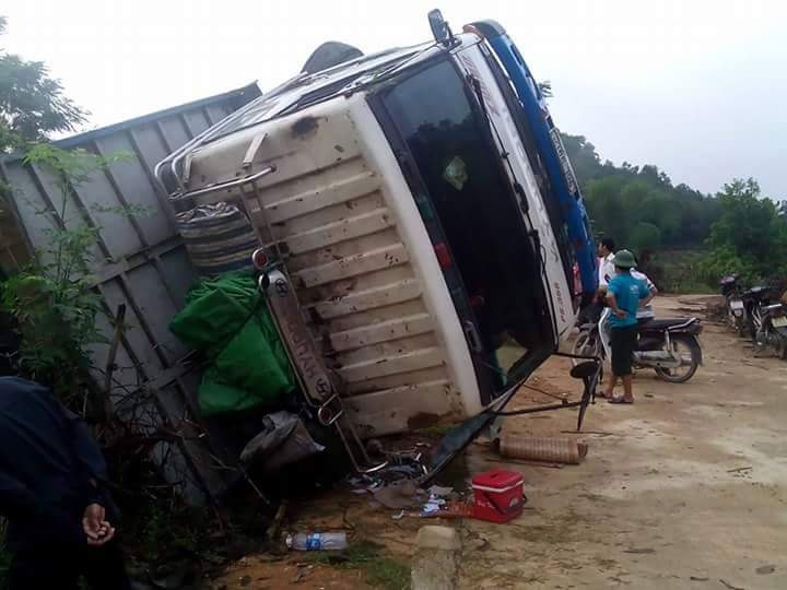 Hiện trường vụ lật ôtô tải. Ảnh: Doãn Đạt