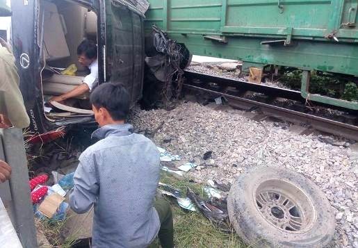 Lexus bi tau hoa keo re hang chuc met, 4 nguoi trong thuong hinh anh