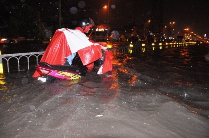 Dung bom di dong 'khung' chong ngap cho TP HCM? hinh anh
