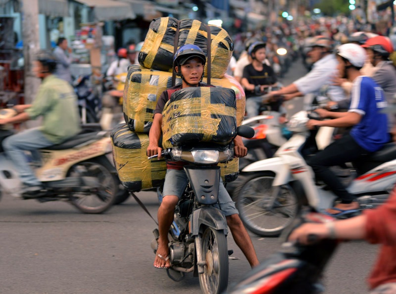 Hình ảnh chiếc xe cà tàng chở đầy hàng hóa xuất hiện nhiều ở đường phố Sài Thành.