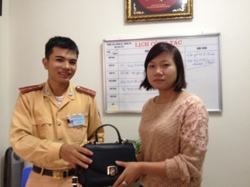CSGT nhat duoc hang chuc trieu dong tra lai nguoi danh roi hinh anh