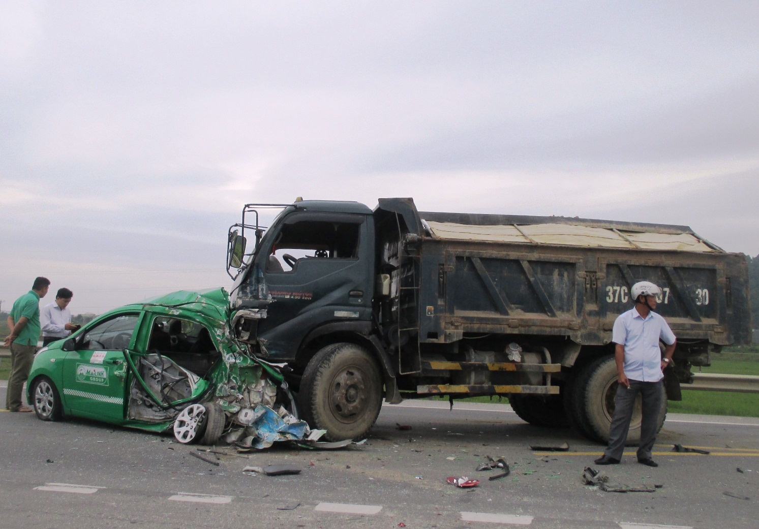 Taxi nat bet dinh chat dau oto tai, 4 nguoi trong thuong hinh anh