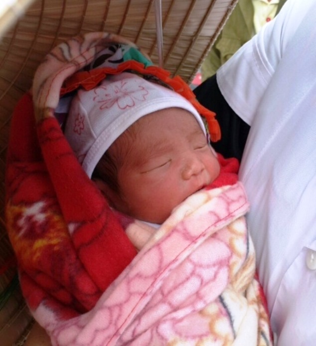 Bé trai sơ sinh bỏ rơi bên vệ đường đang được Trạm Y tế xã chăm sóc. Ảnh: CTV.