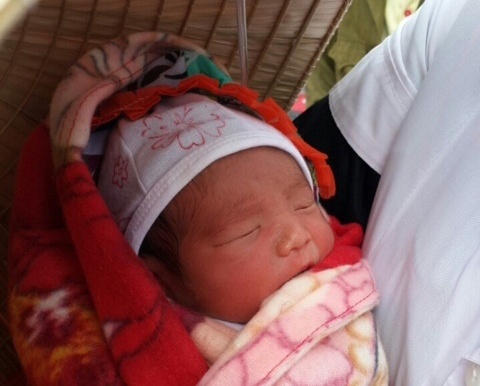 Be trai so sinh quan chan bi bo roi ben duong hinh anh