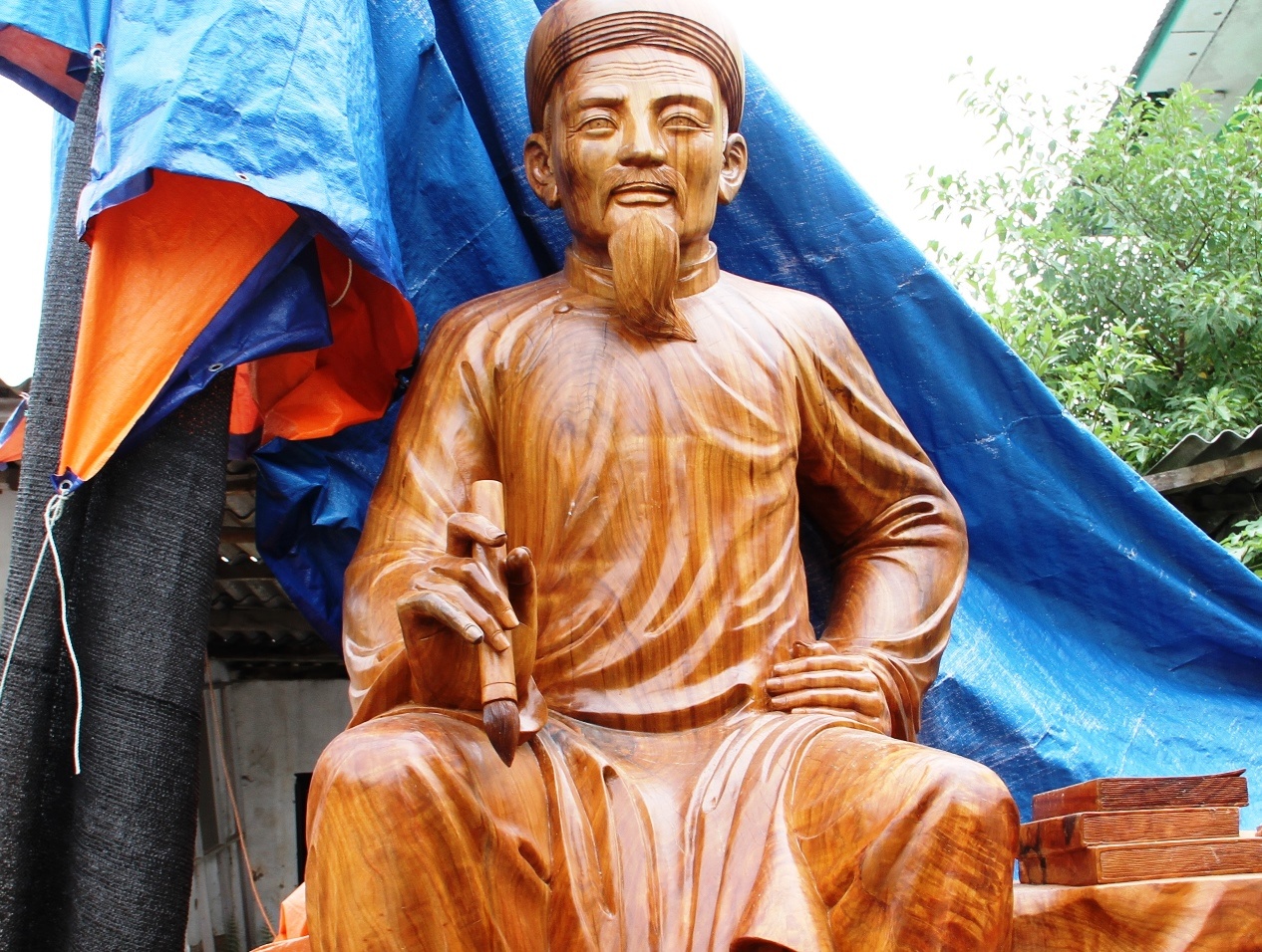 Buc tuong Nguyen Du bang go huong lon nhat Viet Nam hinh anh