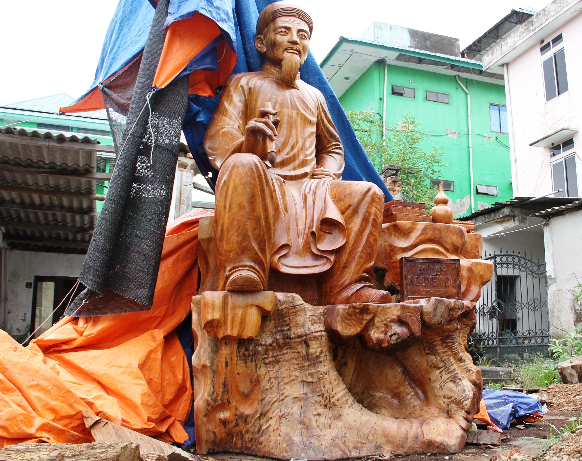 Vốn là một người yêu quý, mến mộ Đại thi hào Nguyễn Du, anh Nguyễn Lê Huy (44 tuổi, ở Tp Vinh, Nghệ An) nảy sinh ý tưởng tạc một pho tượng bằng gỗ về chân dung vị Danh nhân văn hóa thế giới này. Được sự hỗ trợ của mọi người, sau hơn ba tháng thi công, ý nguyện của anh đã hoàn thành. Bức tượng tạc bằng gỗ gù hương nguyên khối, cao hơn 3 m, nơi rộng nhất 2,5 m và nặng 4,8 tấn. 