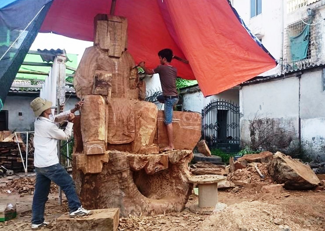 Sau thời gian đi tham khảo ý kiến của mọi người, giữa tháng 5 năm nay, anh bắt tay thuê nhiều tốp thợ điêu khắc từ các tỉnh như Bắc Ninh, Nam Định, Bắc Giang…đục đẽo. Sau gần 4 tháng thi công, bức tượng chân dung cụ Nguyễn Du đã được hoàn thiện vào cuối tháng 9 vừa qua.