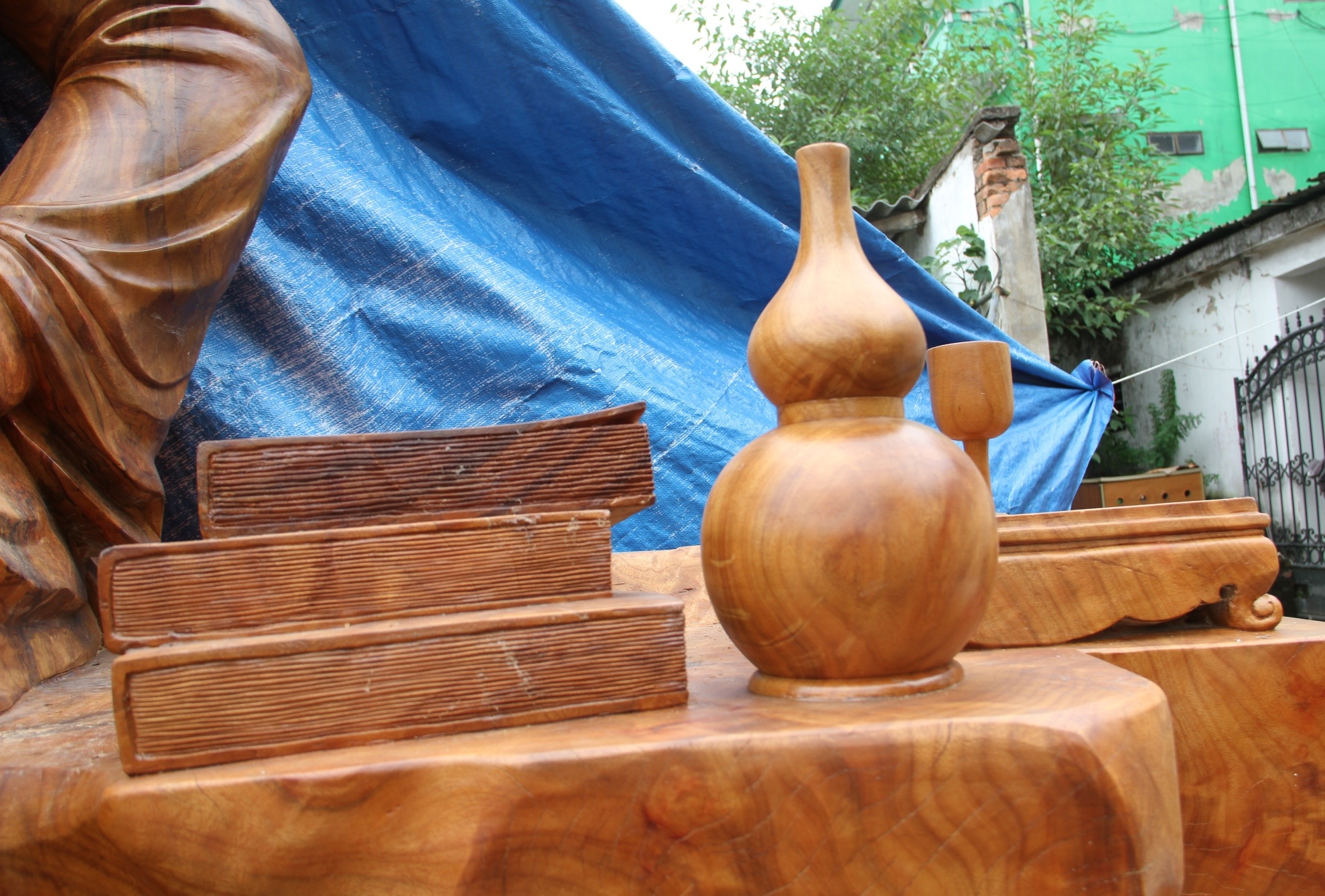 Bên cạnh chân dung cụ Nguyễn Du là những tập sách, bàn và chén uống nước. 