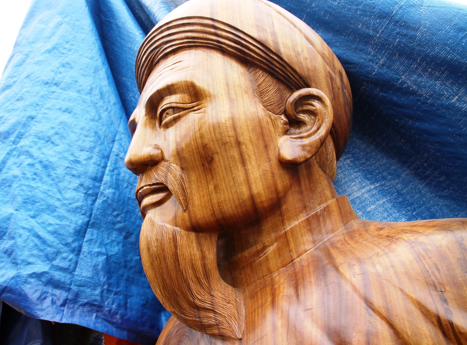 Các chi tiết trên pho tượng được tạc tỉ mỉ, tinh xảo. 