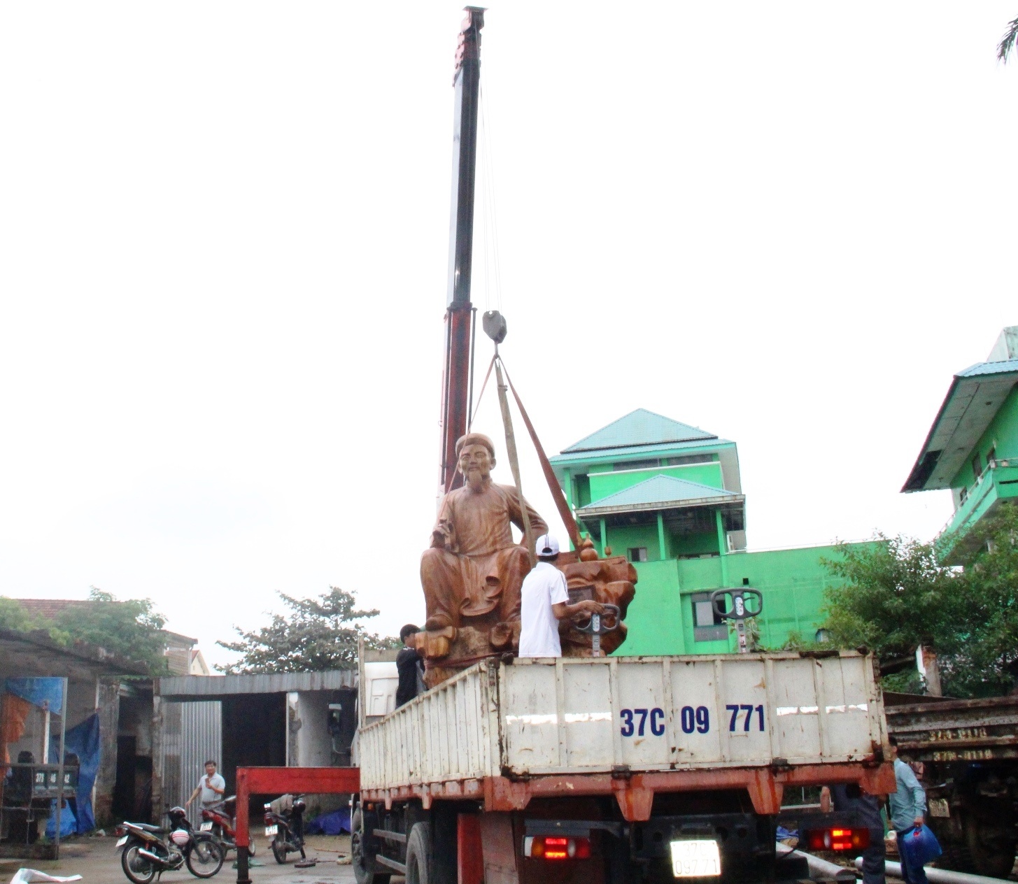 Ngày 10/11 vừa qua, tác phẩm này đã được tổ chức Kỷ lục Việt Nam xét duyệt và công nhận là “Pho tượng Đại thi hào Nguyễn Du bằng gỗ gù hương lớn nhất Việt Nam”. Dự kiến, vào ngày 5/12 sắp tới sẽ tổ chức lễ đón nhận. Ngày 22/11, anh Nguyễn Lê Huy đã thuê xe cẩu vận chuyển pho tượng về Khu Lưu niệm Nguyễn Du (huyện Nghi Xuân, Hà Tĩnh).