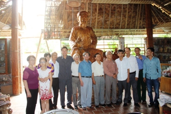 Ông Hồ Bách Khoa (thứ 4 bên phải), Trưởng Ban quản lý Khu Lưu niệm Nguyễn Du tiếp nhận bức tượng quý và chụp ảnh cùng con cháu họ Nguyễn.