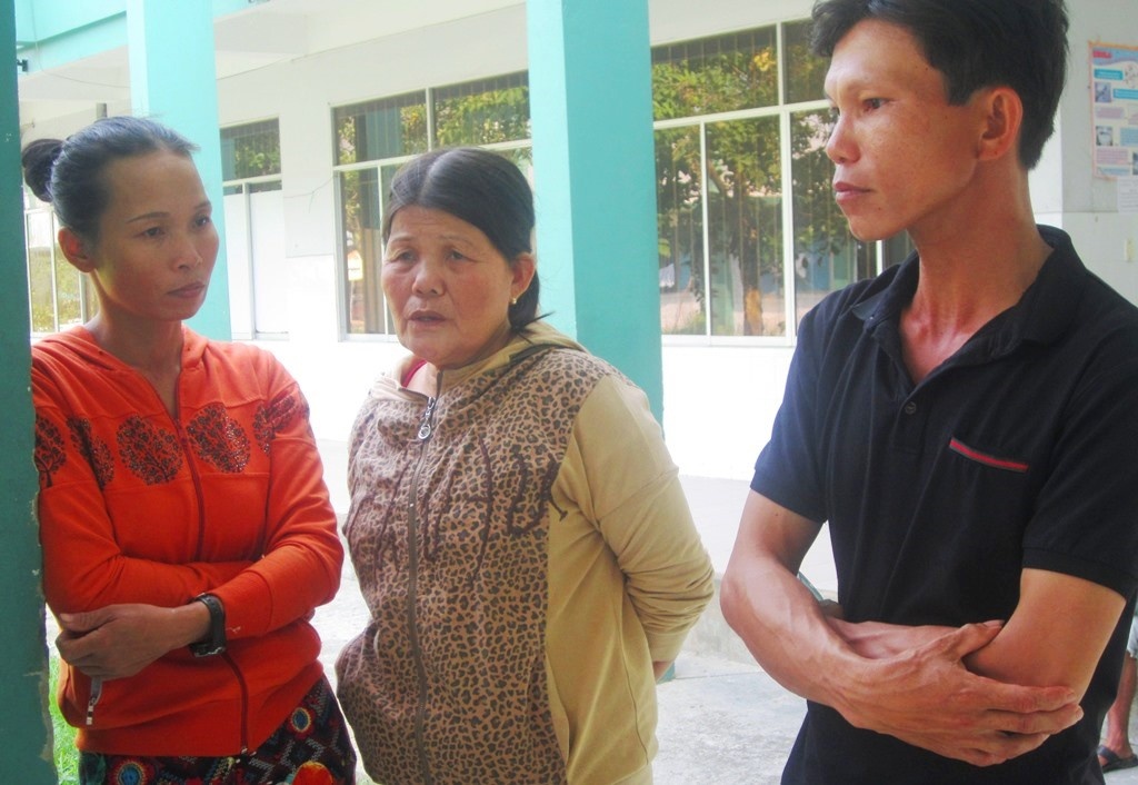 Người dân chưa hết bàng hoàng kể lại sự việc. Ảnh: Vương Hoàng.