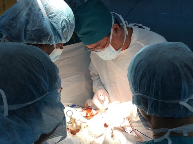 Cat khoi u buong trung nang 40 kg hinh anh