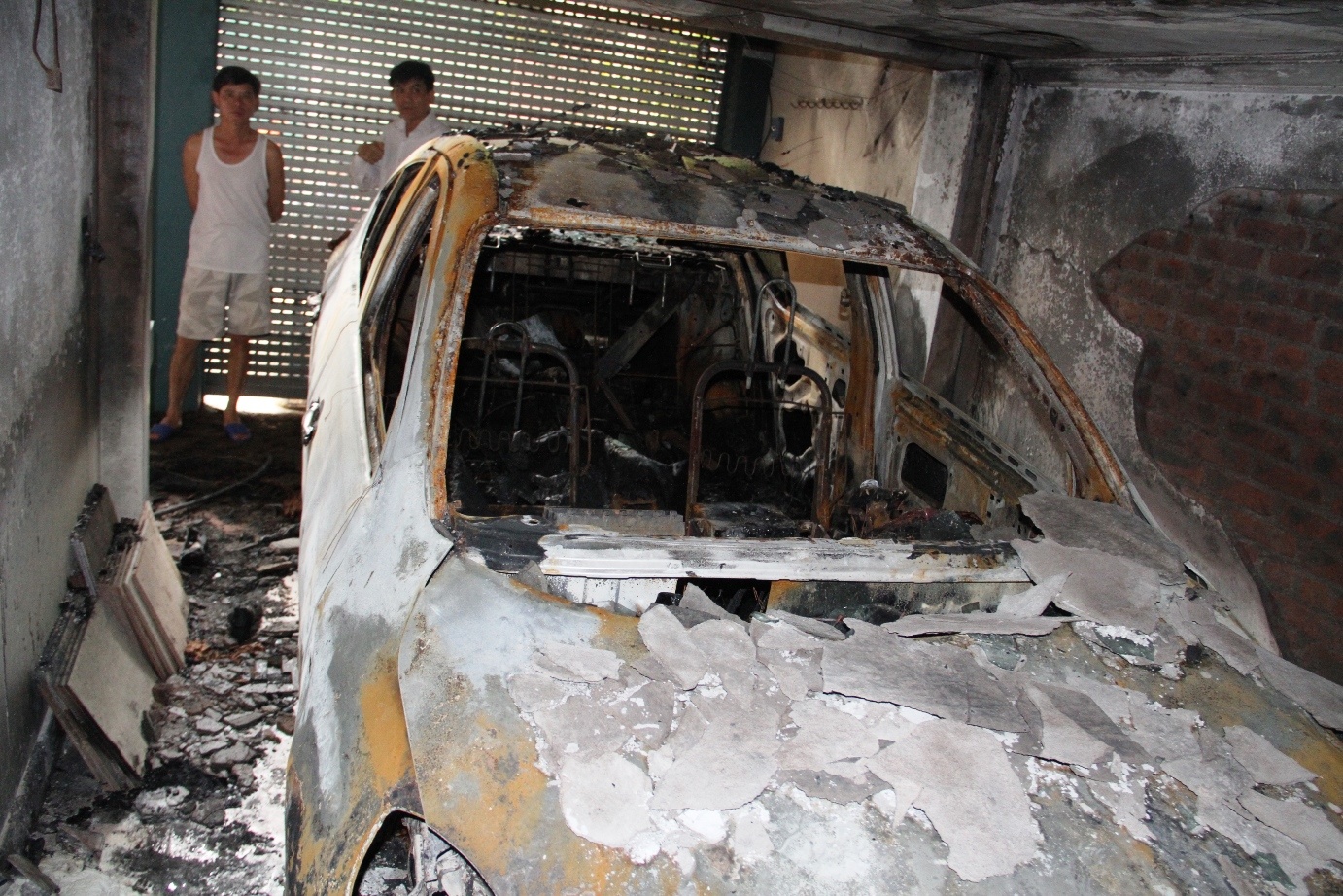 Oto 4 cho chay rui sau tieng no lon hinh anh