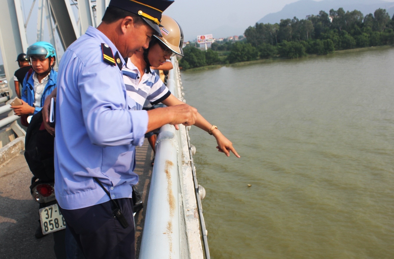 Vị trí nạn nhân nhảy cầu bến Thủy tự vẫn. Ảnh: Phạm Hòa.