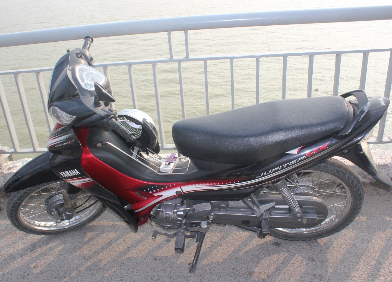 Chiếc xe máy nạn nhân để lại trên cầu. Ảnh: Phạm Hòa.