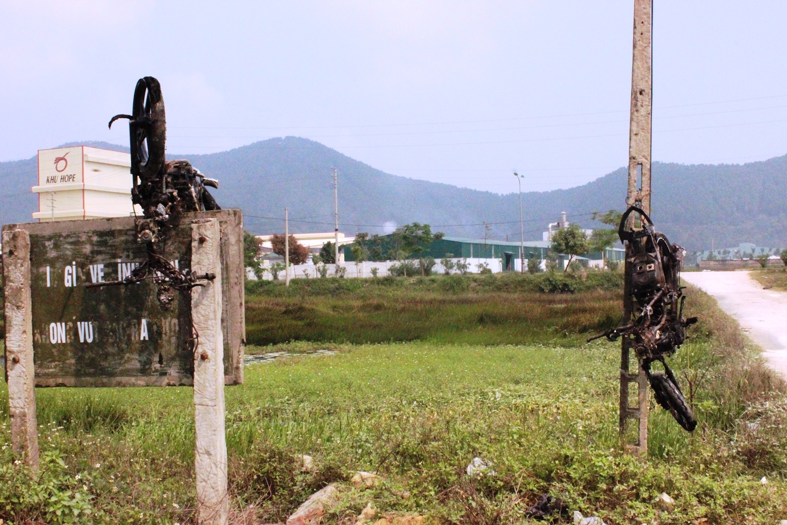 Nguyen nhan 4 thanh nien bi hang tram nguoi dan vay danh hinh anh