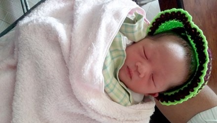 Be trai so sinh con nguyen day ron bi bo roi tren bang da hinh anh