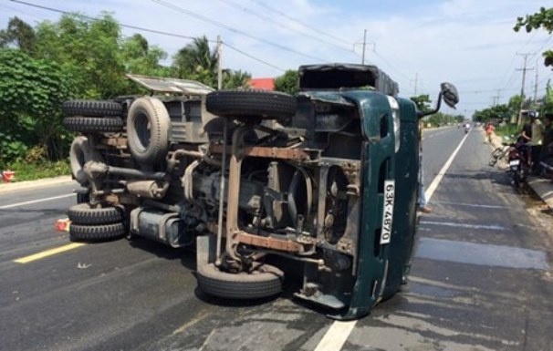 Bia lenh lang tren quoc lo 50 do xe tai lat hinh anh