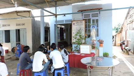 Uong thuoc doc tu tu truoc mat vo sau khi viet 'don tu gia' hinh anh